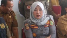 Kartika Sari (tengah), Kepala Dishub PALI, melontarkan kritik pedas dalam sidak gabungan, Selasa (4/8/2026), menuntut PT Aburahmi segera mematuhi aturan Andalalin dan standar keselamatan operasional yang selama ini diabaikan. (Foto: Dok/Istimewah)  
