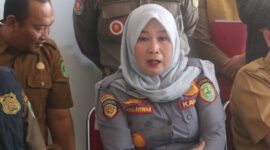 Kartika Sari (tengah), Kepala Dishub PALI, melontarkan kritik pedas dalam sidak gabungan, Selasa (4/8/2026), menuntut PT Aburahmi segera mematuhi aturan Andalalin dan standar keselamatan operasional yang selama ini diabaikan. (Foto: Dok/Istimewah)  