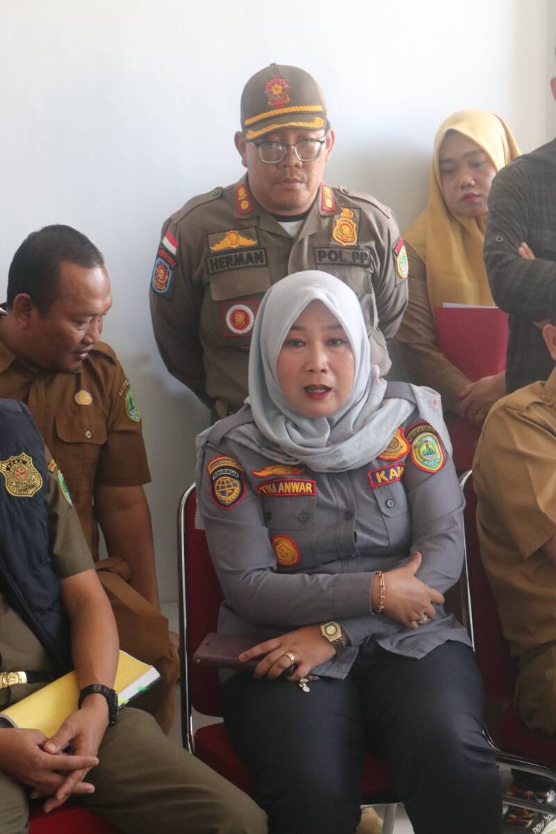 Kartika Sari (tengah), Kepala Dishub PALI, melontarkan kritik pedas dalam sidak gabungan, Selasa (4/8/2026), menuntut PT Aburahmi segera mematuhi aturan Andalalin dan standar keselamatan operasional yang selama ini diabaikan. (Foto: Dok/Istimewah)  