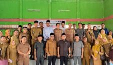 Ketua DPRD PALI, H. Ubaidillah, S.H. (tengah), bersama anggota DPRD PALI Dapil Abab, unsur pemerintah kecamatan, tokoh masyarakat, dan warga berpose bersama usai menggelar dialog terbuka dalam rangka reses di Kecamatan Abab, Senin (3/8/2026). Komitmen pengawalan anggaran dan pemerataan pembangunan berkeadilan menjadi fokus utama dalam penyerapan aspirasi periode ini. (Foto: Dok/ Istimewah)  