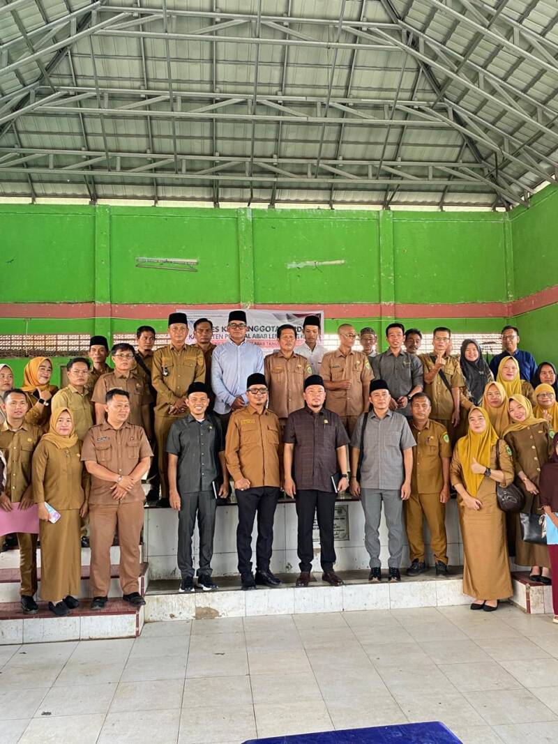 Ketua DPRD PALI, H. Ubaidillah, S.H. (tengah), bersama anggota DPRD PALI Dapil Abab, unsur pemerintah kecamatan, tokoh masyarakat, dan warga berpose bersama usai menggelar dialog terbuka dalam rangka reses di Kecamatan Abab, Senin (3/8/2026). Komitmen pengawalan anggaran dan pemerataan pembangunan berkeadilan menjadi fokus utama dalam penyerapan aspirasi periode ini. (Foto: Dok/ Istimewah)  