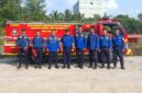 Kepala Dinas Damkar PALI Rizal Pahlevi, Ap., M.Si., bersama jajaran personel saat memimpin langsung uji coba unit armada tempur anyar berkapasitas besar, siap mengawal visi Bupati Asgianto mewujudkan pos damkar di seluruh kecamatan. (Foto: Dok/tintamerah.co)