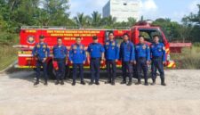Kepala Dinas Damkar PALI Rizal Pahlevi, Ap., M.Si., bersama jajaran personel saat memimpin langsung uji coba unit armada tempur anyar berkapasitas besar, siap mengawal visi Bupati Asgianto mewujudkan pos damkar di seluruh kecamatan. (Foto: Dok/tintamerah.co)