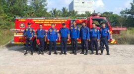 Kepala Dinas Damkar PALI Rizal Pahlevi, Ap., M.Si., bersama jajaran personel saat memimpin langsung uji coba unit armada tempur anyar berkapasitas besar, siap mengawal visi Bupati Asgianto mewujudkan pos damkar di seluruh kecamatan. (Foto: Dok/tintamerah.co)