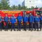 Kepala Dinas Damkar PALI Rizal Pahlevi, Ap., M.Si., bersama jajaran personel saat memimpin langsung uji coba unit armada tempur anyar berkapasitas besar, siap mengawal visi Bupati Asgianto mewujudkan pos damkar di seluruh kecamatan. (Foto: Dok/tintamerah.co)