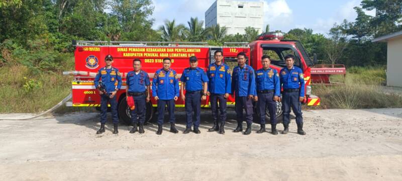 Kepala Dinas Damkar PALI Rizal Pahlevi, Ap., M.Si., bersama jajaran personel saat memimpin langsung uji coba unit armada tempur anyar berkapasitas besar, siap mengawal visi Bupati Asgianto mewujudkan pos damkar di seluruh kecamatan. (Foto: Dok/tintamerah.co)