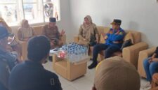 Plt. Asisten II Setda PALI Supawi bersama Kepala DPMPTSP Rismaliza dan jajaran OPD saat memimpin sidak langsung ke pabrik sawit PT Aburahmi guna menginvestigasi polemik operasional tanpa izin, Senin (3/8/2026). (Foto: Dok/tintamerah.co)