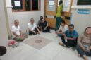 Anggota DPRD PALI, Darmadi Suhaimi bersama keluarga sedang berada di lingkungan RS Charitas Palembang tempat korban kecelakaan kerja PT GBS, Aditya Wiranata (25), mendapatkan perawatan medis intensif. Redaksi tintamerah.co secara resmi meralat berita sebelumnya dan menyatakan korban saat ini masih dalam kondisi kritis, bukan meninggal dunia. (Foto: Dok/Istimewah)