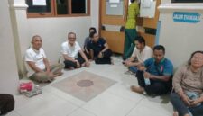 Anggota DPRD PALI, Darmadi Suhaimi bersama keluarga sedang berada di lingkungan RS Charitas Palembang tempat korban kecelakaan kerja PT GBS, Aditya Wiranata (25), mendapatkan perawatan medis intensif. Redaksi tintamerah.co secara resmi meralat berita sebelumnya dan menyatakan korban saat ini masih dalam kondisi kritis, bukan meninggal dunia. (Foto: Dok/Istimewah)