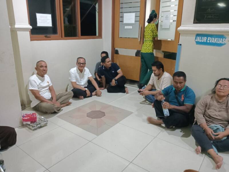 Anggota DPRD PALI, Darmadi Suhaimi bersama keluarga sedang berada di lingkungan RS Charitas Palembang tempat korban kecelakaan kerja PT GBS, Aditya Wiranata (25), mendapatkan perawatan medis intensif. Redaksi tintamerah.co secara resmi meralat berita sebelumnya dan menyatakan korban saat ini masih dalam kondisi kritis, bukan meninggal dunia. (Foto: Dok/Istimewah)