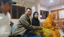 Perwakilan PT Golden Blossom Sumatera (GBS), saat memberikan dukungan moril dan bantuan penanganan medis kepada istri Aditya Wiranata di RS Charitas Palembang, Jumat (7/8/2026). (Foto: Dok/Istimewah)