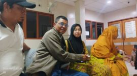 Mill Manager PT Golden Blossom Sumatera (GBS), Hermawan, saat memberikan dukungan moril dan bantuan penanganan medis kepada istri Aditya Wiranata di RS Charitas Palembang, Jumat (7/8/2026). (Foto: Dok/Istimewah)