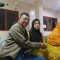 Mill Manager PT Golden Blossom Sumatera (GBS), Hermawan, saat memberikan dukungan moril dan bantuan penanganan medis kepada istri Aditya Wiranata di RS Charitas Palembang, Jumat (7/8/2026). (Foto: Dok/Istimewah)