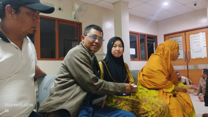 Mill Manager PT Golden Blossom Sumatera (GBS), Hermawan, saat memberikan dukungan moril dan bantuan penanganan medis kepada istri Aditya Wiranata di RS Charitas Palembang, Jumat (7/8/2026). (Foto: Dok/Istimewah)