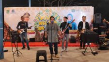 Satu bulan PALI Night Culinary, suasana kian membara! Penampilan enerjik Father Cool Band sukses menghibur warga di Sanggar Pramuka Gelora November. Ruang kreatif dan ekonomi rakyat di Bumi Serepat Serasan kini semakin hidup dan berkelanjutan. (Foto: Dok/tintamerah,co)