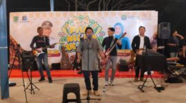 Satu bulan PALI Night Culinary, suasana kian membara! Penampilan enerjik Father Cool Band sukses menghibur warga di Sanggar Pramuka Gelora November. Ruang kreatif dan ekonomi rakyat di Bumi Serepat Serasan kini semakin hidup dan berkelanjutan. (Foto: Dok/tintamerah,co)