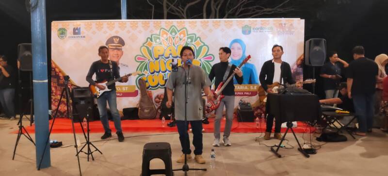 Satu bulan PALI Night Culinary, suasana kian membara! Penampilan enerjik Father Cool Band sukses menghibur warga di Sanggar Pramuka Gelora November. Ruang kreatif dan ekonomi rakyat di Bumi Serepat Serasan kini semakin hidup dan berkelanjutan. (Foto: Dok/tintamerah,co)