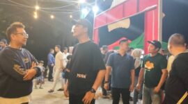 Bupati PALI Asgianto saat berdiskusi santai dengan Kepala Dinas Koperasi dan UKM PALI, Rohman, di lokasi PALI Night Culinary, Sanggar Pramuka Gelora November, Pendopo, Sabtu malam (8/8/2026). (Foto: Dok/tintamerah,co)