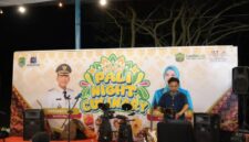 Genap satu bulan menjadi pusat kebangkitan ekonomi kerakyatan dan ruang kreatif di jantung Pendopo! Setelah sukses diguncang Father Cool Band, perayaan satu bulan PALI Night Culinary di Sanggar Pramuka Gelora November semakin pecah berkat penampilan energik DJ Gilang yang sukses menggoyang ribuan pengunjung. (Foto: Dok/tintamerah,co)