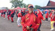 Dedikasi untuk Negeri: Ketua LLI PALI, Haris Mukaqin, memimpin langsung rangkaian kegiatan perayaan HUT RI ke-81 yang diikuti penuh antusias oleh para lansia di Lapangan Sanggar Pramuka Gelora November, Pendopo, Minggu (9/8/2026). (Foto: Dok/tintamerah.co)