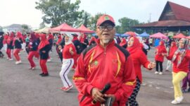 Dedikasi untuk Negeri: Ketua LLI PALI, Haris Mukaqin, memimpin langsung rangkaian kegiatan perayaan HUT RI ke-81 yang diikuti penuh antusias oleh para lansia di Lapangan Sanggar Pramuka Gelora November, Pendopo, Minggu (9/8/2026). (Foto: Dok/tintamerah.co)