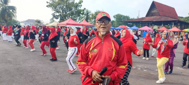 Dedikasi untuk Negeri: Ketua LLI PALI, Haris Mukaqin, memimpin langsung rangkaian kegiatan perayaan HUT RI ke-81 yang diikuti penuh antusias oleh para lansia di Lapangan Sanggar Pramuka Gelora November, Pendopo, Minggu (9/8/2026). (Foto: Dok/tintamerah.co)