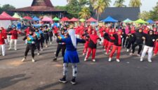 Suasana penuh antusias saat peserta dari Komunitas LLI PALI mengikuti lomba senam di Lapangan Sanggar Pramuka Gelora November Pertamina Pendopo, Talang Ubi, Minggu (9/8/2026). Ajang ini menjaring bibit unggul untuk dikirim ke kejuaraan tingkat provinsi di Muara Enim. (Foto: Dok/tintamerah.co)