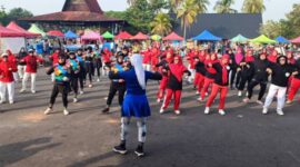 Suasana penuh antusias saat peserta dari Komunitas LLI PALI mengikuti lomba senam di Lapangan Sanggar Pramuka Gelora November Pertamina Pendopo, Talang Ubi, Minggu (9/8/2026). Ajang ini menjaring bibit unggul untuk dikirim ke kejuaraan tingkat provinsi di Muara Enim. (Foto: Dok/tintamerah.co)