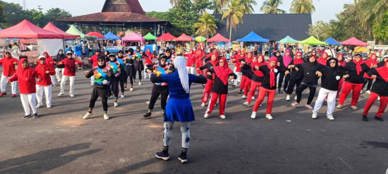 Suasana penuh antusias saat peserta dari Komunitas LLI PALI mengikuti lomba senam di Lapangan Sanggar Pramuka Gelora November Pertamina Pendopo, Talang Ubi, Minggu (9/8/2026). Ajang ini menjaring bibit unggul untuk dikirim ke kejuaraan tingkat provinsi di Muara Enim. (Foto: Dok/tintamerah.co)