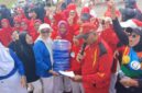 Ketua LLI PALI, Haris Mutaqin, memberikan arahan dan menyerahkan penghargaan kepada para pemenang lomba senam serta kuliner ubi 