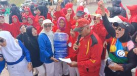 Ketua LLI PALI, Haris Mutaqin, memberikan arahan dan menyerahkan penghargaan kepada para pemenang lomba senam serta kuliner ubi 