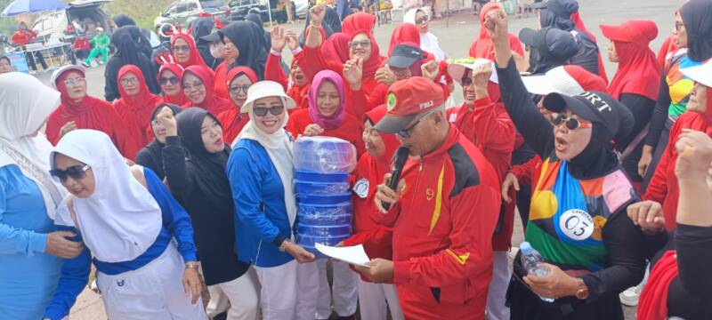 Ketua LLI PALI, Haris Mutaqin, memberikan arahan dan menyerahkan penghargaan kepada para pemenang lomba senam serta kuliner ubi