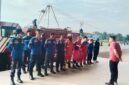 Kepala Damkar PALI, Rizal Pahlevi, AP., M.Si., memberikan arahan strategis kepada personel dalam persiapan penghentian sementara wahana Flying Fox di Gelora November, Senin (10/8/2026). Langkah ini diambil untuk memastikan seluruh armada dan tim rescue berada dalam posisi siaga penuh guna menanggulangi ancaman kebakaran pemukiman. (Foto: Dok/Istimewah)