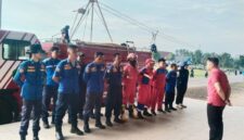 Kepala Damkar PALI, Rizal Pahlevi, AP., M.Si., memberikan arahan strategis kepada personel dalam persiapan penghentian sementara wahana Flying Fox di Gelora November, Senin (10/8/2026). Langkah ini diambil untuk memastikan seluruh armada dan tim rescue berada dalam posisi siaga penuh guna menanggulangi ancaman kebakaran pemukiman. (Foto: Dok/Istimewah)