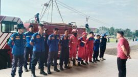 Kepala Damkar PALI, Rizal Pahlevi, AP., M.Si., memberikan arahan strategis kepada personel dalam persiapan penghentian sementara wahana Flying Fox di Gelora November, Senin (10/8/2026). Langkah ini diambil untuk memastikan seluruh armada dan tim rescue berada dalam posisi siaga penuh guna menanggulangi ancaman kebakaran pemukiman. (Foto: Dok/Istimewah)