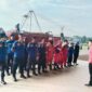 Kepala Damkar PALI, Rizal Pahlevi, AP., M.Si., memberikan arahan strategis kepada personel dalam persiapan penghentian sementara wahana Flying Fox di Gelora November, Senin (10/8/2026). Langkah ini diambil untuk memastikan seluruh armada dan tim rescue berada dalam posisi siaga penuh guna menanggulangi ancaman kebakaran pemukiman. (Foto: Dok/Istimewah)