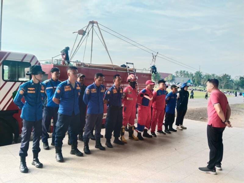 Kepala Damkar PALI, Rizal Pahlevi, AP., M.Si., memberikan arahan strategis kepada personel dalam persiapan penghentian sementara wahana Flying Fox di Gelora November, Senin (10/8/2026). Langkah ini diambil untuk memastikan seluruh armada dan tim rescue berada dalam posisi siaga penuh guna menanggulangi ancaman kebakaran pemukiman. (Foto: Dok/Istimewah)