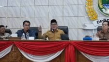 Suasana Rapat Dengar Pendapat (RDP di Ruang Rapat Paripurna DPRD PALI, Senin (10/8/2026), di mana Anggota DPRD dari Fraksi Golkar, Darmadi Suhaimi, menyampaikan pandangan kontroversialnya terkait polemik perizinan PT Aburahmi. Tampak pimpinan sidang dan anggota dewan lain menyimak pernyataan yang menyebut perusahaan tersebut sebagai