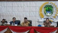 Anggota DPRD PALI Fraksi Golkar, Darmadi Suhaimi (tengah, berkopiah), saat memberikan keterangan dalam RDP Senin (10/8/2026), menegaskan bahwa PT Aburahmi adalah korban mafia perizinan dan berjanji akan mengungkap oknum yang terlibat. (Foto: Dok/Istimewah)