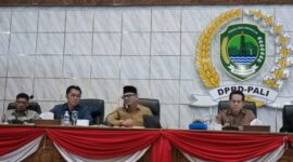 Anggota DPRD PALI Fraksi Golkar, Darmadi Suhaimi (tengah, berkopiah), saat memberikan keterangan dalam RDP Senin (10/8/2026), menegaskan bahwa PT Aburahmi adalah korban mafia perizinan dan berjanji akan mengungkap oknum yang terlibat. (Foto: Dok/Istimewah)