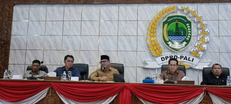 Anggota DPRD PALI Fraksi Golkar, Darmadi Suhaimi (tengah, berkopiah), saat memberikan keterangan dalam RDP Senin (10/8/2026), menegaskan bahwa PT Aburahmi adalah korban mafia perizinan dan berjanji akan mengungkap oknum yang terlibat. (Foto: Dok/Istimewah)