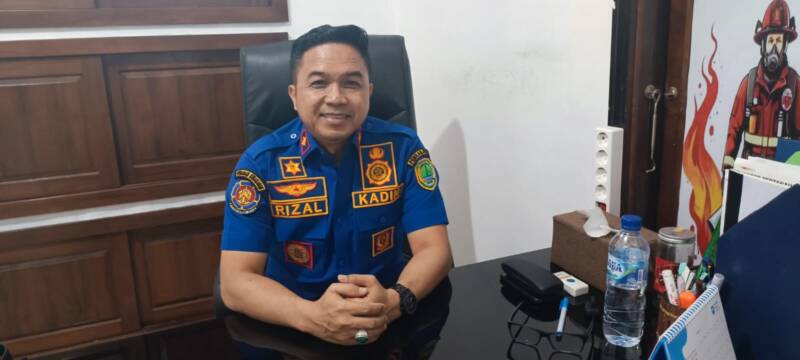 Kepala DPKP Kabupaten PALI, Rizal Pahlevi, AP., M.Si., saat memberikan keterangan pers mengenai peningkatan kesiapsiagaan menghadapi musim kemarau dan ancaman kebakaran di ruang kerjanya, Senin (10/8/2026). (Foto: Dok/tintamerah.co)