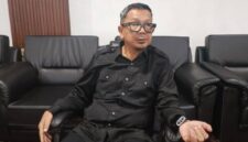Ketua DPD PAN PALI, H. Ubaidillah, saat memberikan keterangan resmi di ruang kerjanya, Senin (10/8/2026). Ia menginstruksikan seluruh kader di tiap dapil untuk menggelar bakti sosial guna menyambut HUT RI ke-81 dan HUT PAN ke-23. (Foto: Dok/Istimewah)