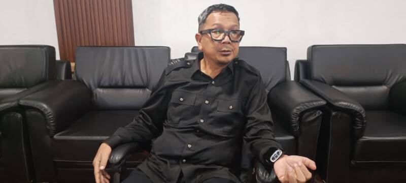 Ketua DPD PAN PALI, H. Ubaidillah, saat memberikan keterangan resmi di ruang kerjanya, Senin (10/8/2026). Ia menginstruksikan seluruh kader di tiap dapil untuk menggelar bakti sosial guna menyambut HUT RI ke-81 dan HUT PAN ke-23. (Foto: Dok/Istimewah)