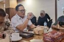 Wakil Ketua I DPRD PALI, Firdaus Hasbullah, SH., MH., memimpin RDP mendesak pencabutan Pergub 40/2017, didampingi anggota DPRD PALI Romi Suryadi, H. Husni Thamrin, H. Amran, Asisten II setda PALI Supawi, Asisten III Setda Haryono, Kabag Hukum Hengki Irawan, Kabag Perekonomian Setda PALI, Rayendra Abadi serta tokoh masyarakat Drs. H. Soemarjono dan perwakilan PT BGP Jeki Sitanggang, Putra Ginting, Demas Antaka, Senin (3/8/2026). DPRD PALI secara tegas menginisiasi pembentukan tim independen untuk menetapkan harga ganti rugi yang adil, mengacu pada regulasi nasional yang progresif. (Foto: Dok/tintamerah.co)