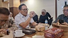 Wakil Ketua I DPRD PALI, Firdaus Hasbullah, SH., MH., memimpin RDP mendesak pencabutan Pergub 40/2017, didampingi anggota DPRD PALI Romi Suryadi, H. Husni Thamrin, H. Amran, Asisten II setda PALI Supawi, Asisten III Setda Haryono, Kabag Hukum Hengki Irawan, Kabag Perekonomian Setda PALI, Rayendra Abadi serta tokoh masyarakat Drs. H. Soemarjono dan perwakilan PT BGP Jeki Sitanggang, Putra Ginting, Demas Antaka, Senin (3/8/2026). DPRD PALI secara tegas menginisiasi pembentukan tim independen untuk menetapkan harga ganti rugi yang adil, mengacu pada regulasi nasional yang progresif. (Foto: Dok/tintamerah.co)