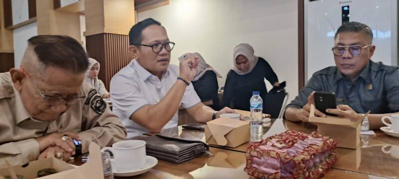 Wakil Ketua I DPRD PALI, Firdaus Hasbullah, SH., MH., memimpin RDP mendesak pencabutan Pergub 40/2017, didampingi anggota DPRD PALI Romi Suryadi, H. Husni Thamrin, H. Amran, Asisten II setda PALI Supawi, Asisten III Setda Haryono, Kabag Hukum Hengki Irawan, Kabag Perekonomian Setda PALI, Rayendra Abadi serta tokoh masyarakat Drs. H. Soemarjono dan perwakilan PT BGP Jeki Sitanggang, Putra Ginting, Demas Antaka, Senin (3/8/2026). DPRD PALI secara tegas menginisiasi pembentukan tim independen untuk menetapkan harga ganti rugi yang adil, mengacu pada regulasi nasional yang progresif. (Foto: Dok/tintamerah.co)