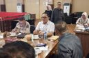 Wakil Ketua DPRD PALI, Firdaus Hasbullah, memimpin Rapat Dengar Pendapat (RDP) terkait polemik Pergub 40/2017, Senin (3/8/2026), menegaskan urgensi pencabutan regulasi yang dianggap cacat hukum dan tidak berpihak pada kesejahteraan rakyat. (Foto: Dok/tintamerah.co)