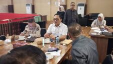 Wakil Ketua DPRD PALI, Firdaus Hasbullah, memimpin Rapat Dengar Pendapat (RDP) terkait polemik Pergub 40/2017, Senin (3/8/2026), menegaskan urgensi pencabutan regulasi yang dianggap cacat hukum dan tidak berpihak pada kesejahteraan rakyat. (Foto: Dok/tintamerah.co)