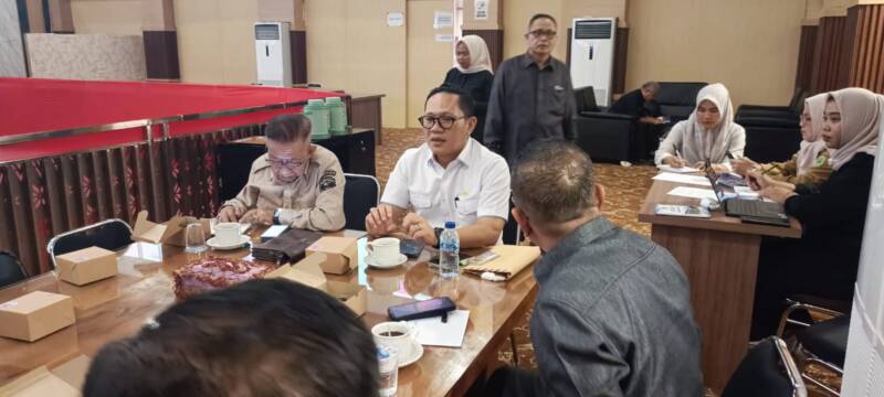 Wakil Ketua DPRD PALI, Firdaus Hasbullah, memimpin Rapat Dengar Pendapat (RDP) terkait polemik Pergub 40/2017, Senin (3/8/2026), menegaskan urgensi pencabutan regulasi yang dianggap cacat hukum dan tidak berpihak pada kesejahteraan rakyat. (Foto: Dok/tintamerah.co)